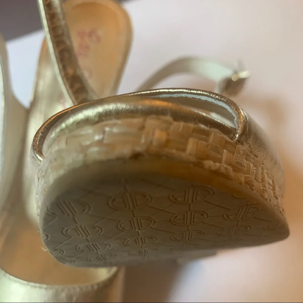 Lilly Pulitzer Gigi Wedge size 7M Gold Metallic